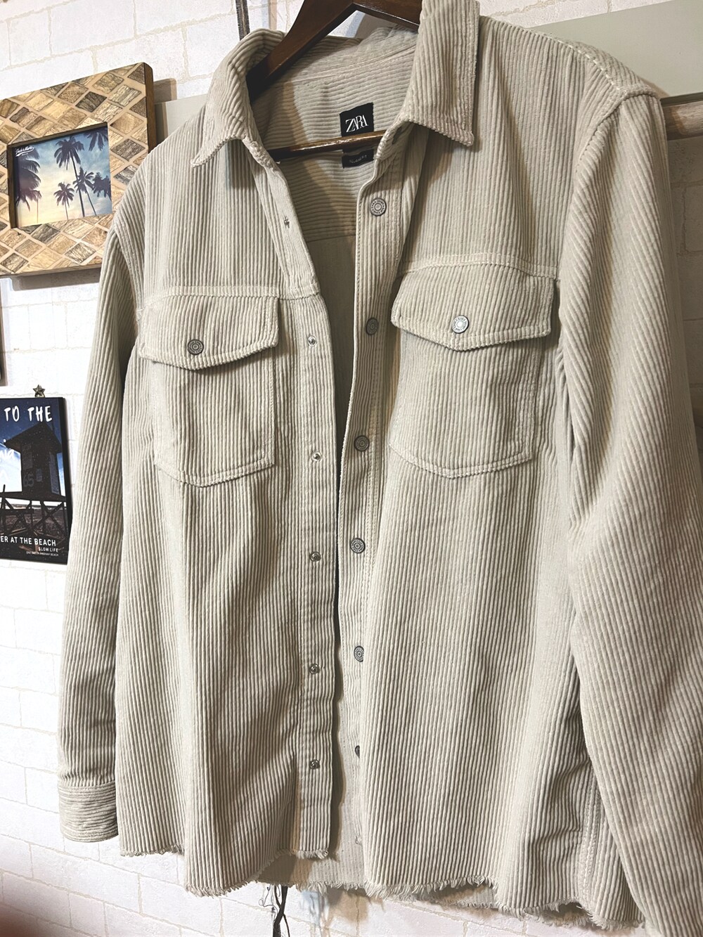 ホワイト系のブルゾン、ベージュ系のTシャツ/カットソー、ブルー系のその他パンツを着用したメンズの秋コーディネートの4枚目の写真