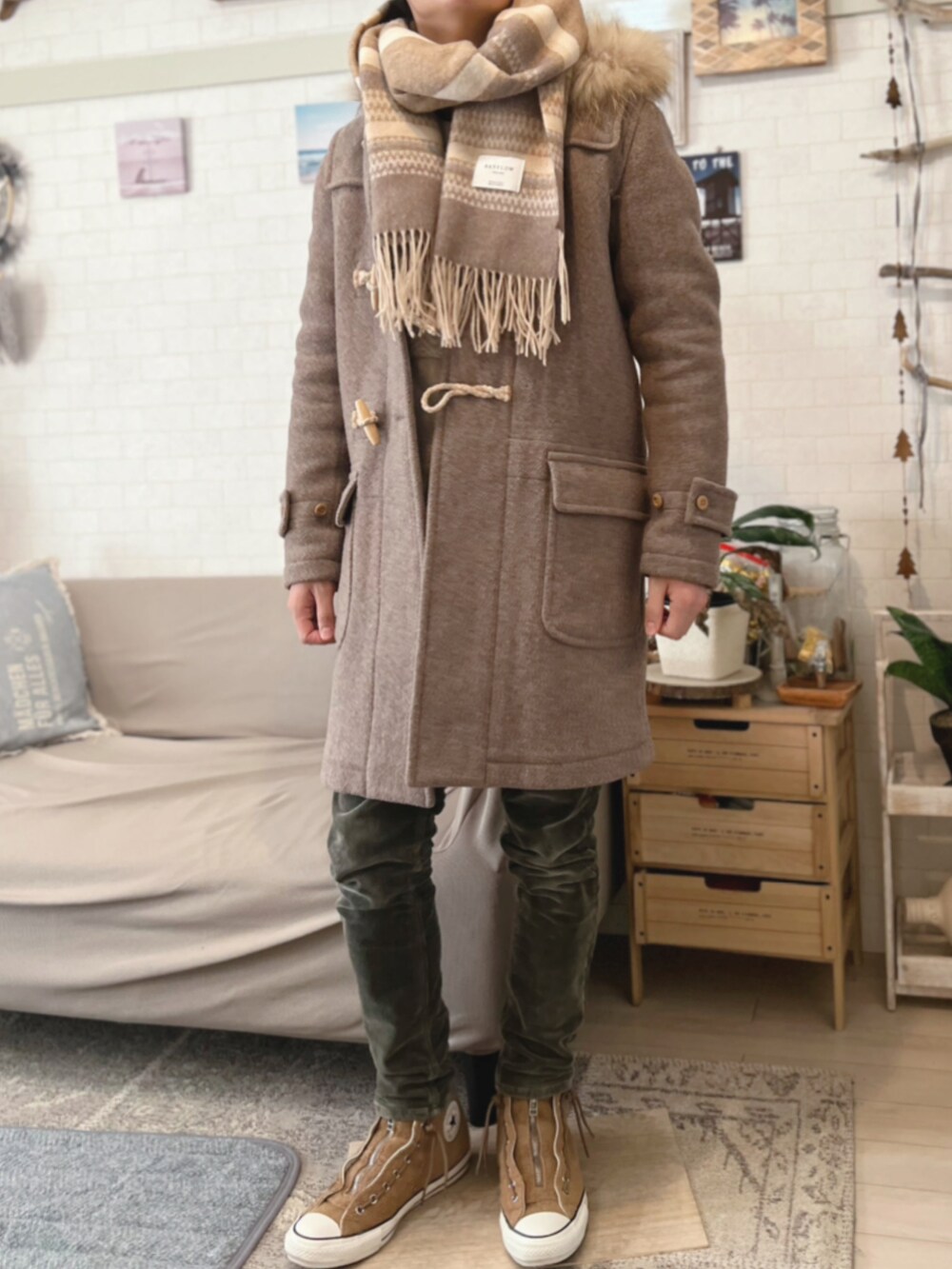 ベージュ系のダッフルコート、ホワイト系のニット/セーター、グリーン系のその他パンツを着用したメンズの冬コーディネートの2枚目の写真