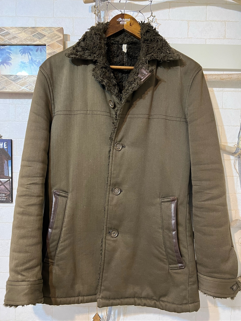 グリーン系のジャケット/アウター、ベージュ系のニット/セーター、ベージュ系のその他パンツを着用したメンズの冬コーディネートの4枚目の写真