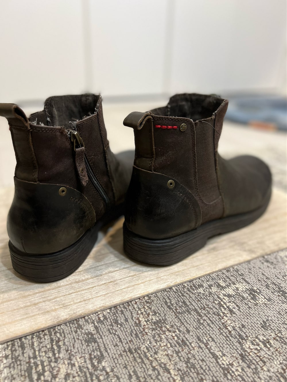 ベージュ系のMA-1、ブルー系のデニムジャケット、グリーン系のカーゴパンツを着用したメンズの秋コーディネートの3枚目の写真