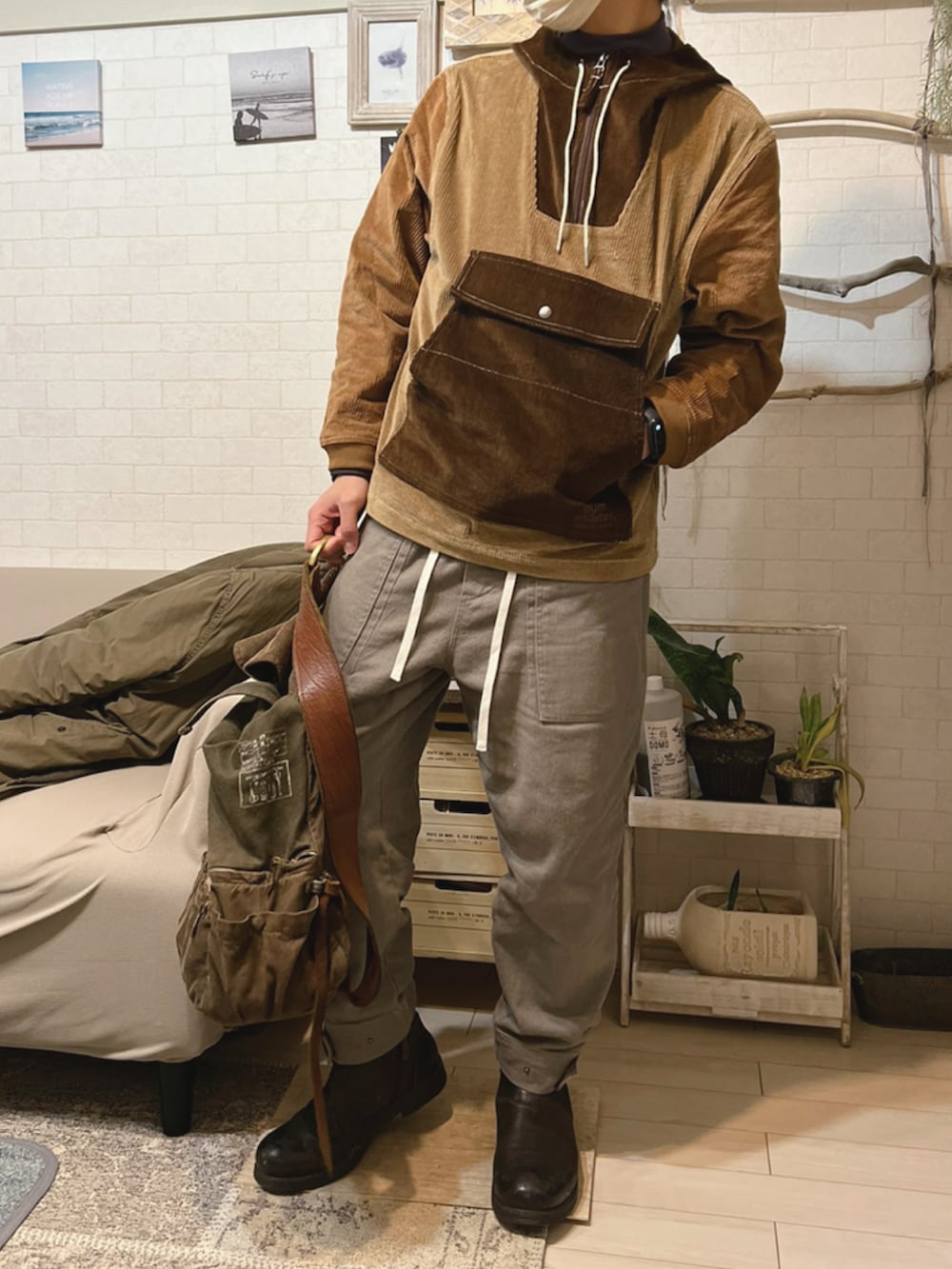 グリーン系のバックパック/リュック、その他のマウンテンパーカー、ブラウン系のチノパンツを着用したメンズの春コーディネートの3枚目の写真