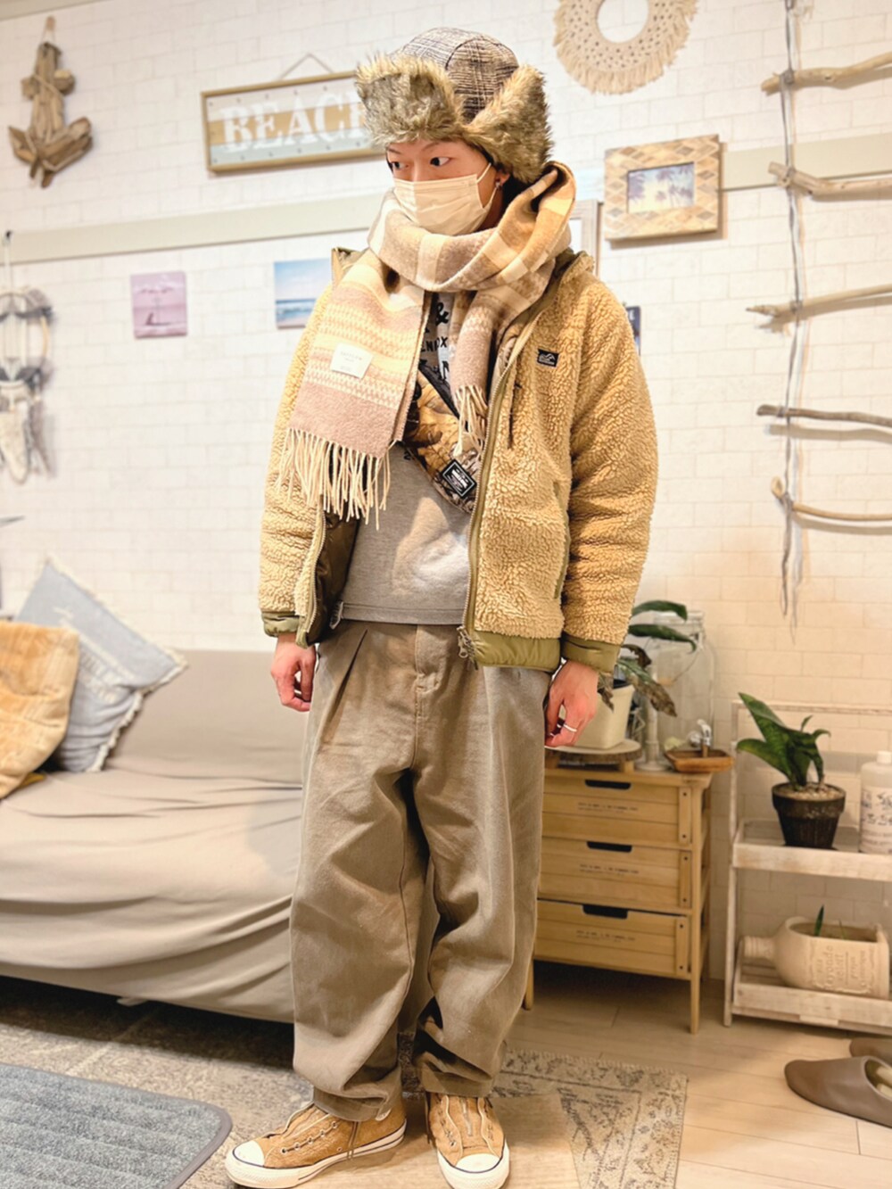 ベージュ系のデニムパンツ、ベージュ系のブルゾン、グレー系のスウェットを着用したメンズの冬コーディネートの2枚目の写真