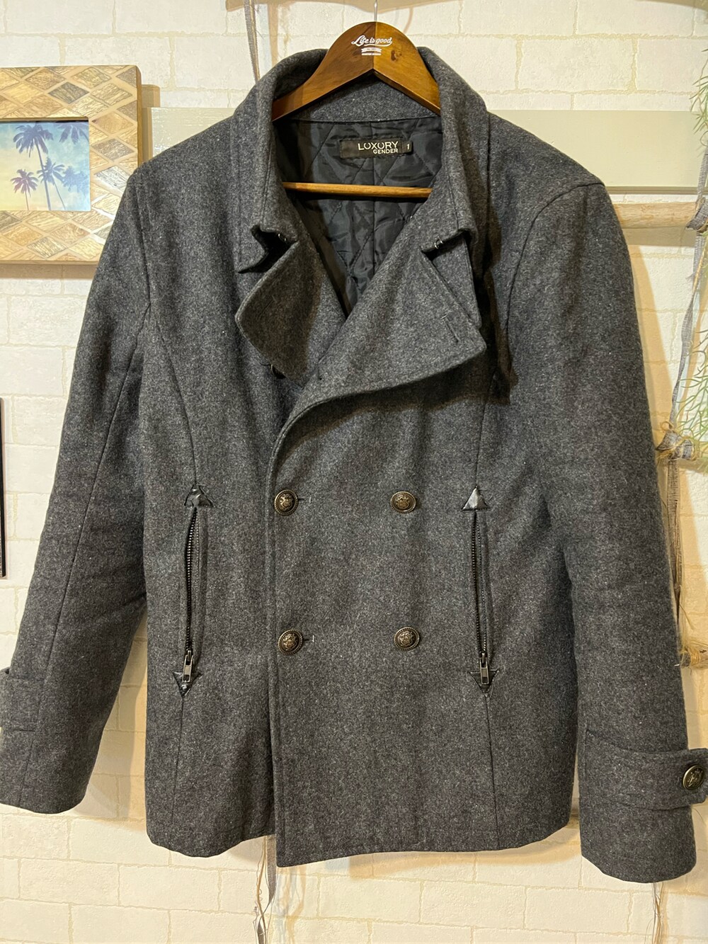 グレー系のピーコート、グレー系のTシャツ/カットソー、グリーン系のニット/セーターを着用したメンズの冬コーディネートの4枚目の写真