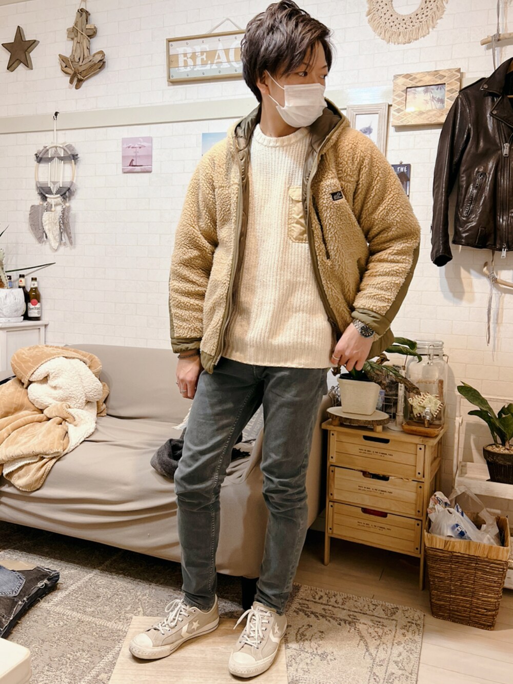 ベージュ系のブルゾン、ホワイト系のニット/セーター、ブルー系のその他パンツを着用したメンズの冬コーディネートの2枚目の写真