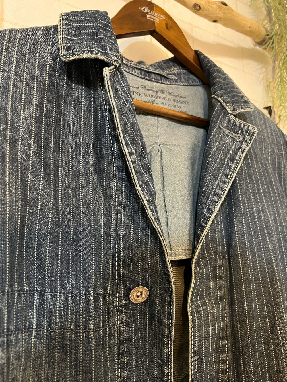 ブルー系のジャケット/アウター、ブラウン系のシャツ/ブラウス、グリーン系のその他パンツを着用したメンズの秋コーディネートの3枚目の写真