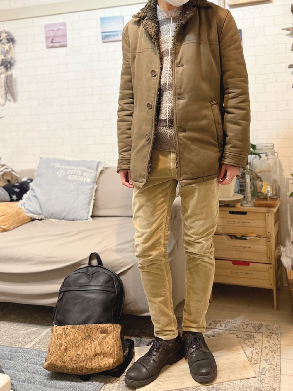 グリーン系のジャケット/アウター、ベージュ系のニット/セーター、ベージュ系のその他パンツを着用したメンズの冬コーディネートの2枚目の写真