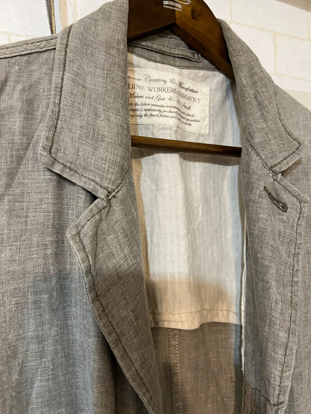 グレー系のニット/セーター、グレー系のジャケット/アウター、グリーン系のその他パンツを着用したメンズの秋コーディネートの3枚目の写真