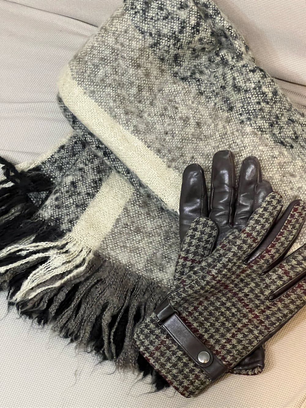 グリーン系のモッズコート、ブラック系のパンツ、ブラック系のブーツを着用したメンズの冬コーディネートの3枚目の写真