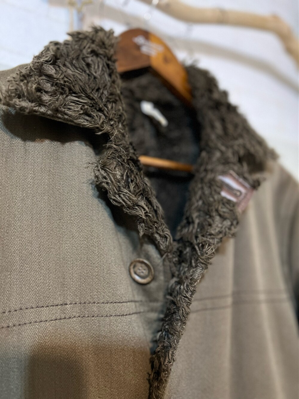 グリーン系のジャケット/アウター、ベージュ系のニット/セーター、ベージュ系のその他パンツを着用したメンズの冬コーディネートの3枚目の写真