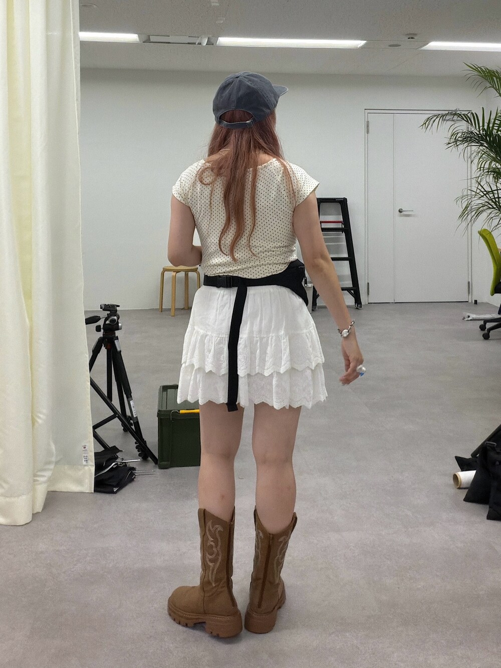 ホワイト系のその他パンツ、ホワイト系のTシャツ/カットソーを着用したレディースの夏コーディネートの3枚目の写真