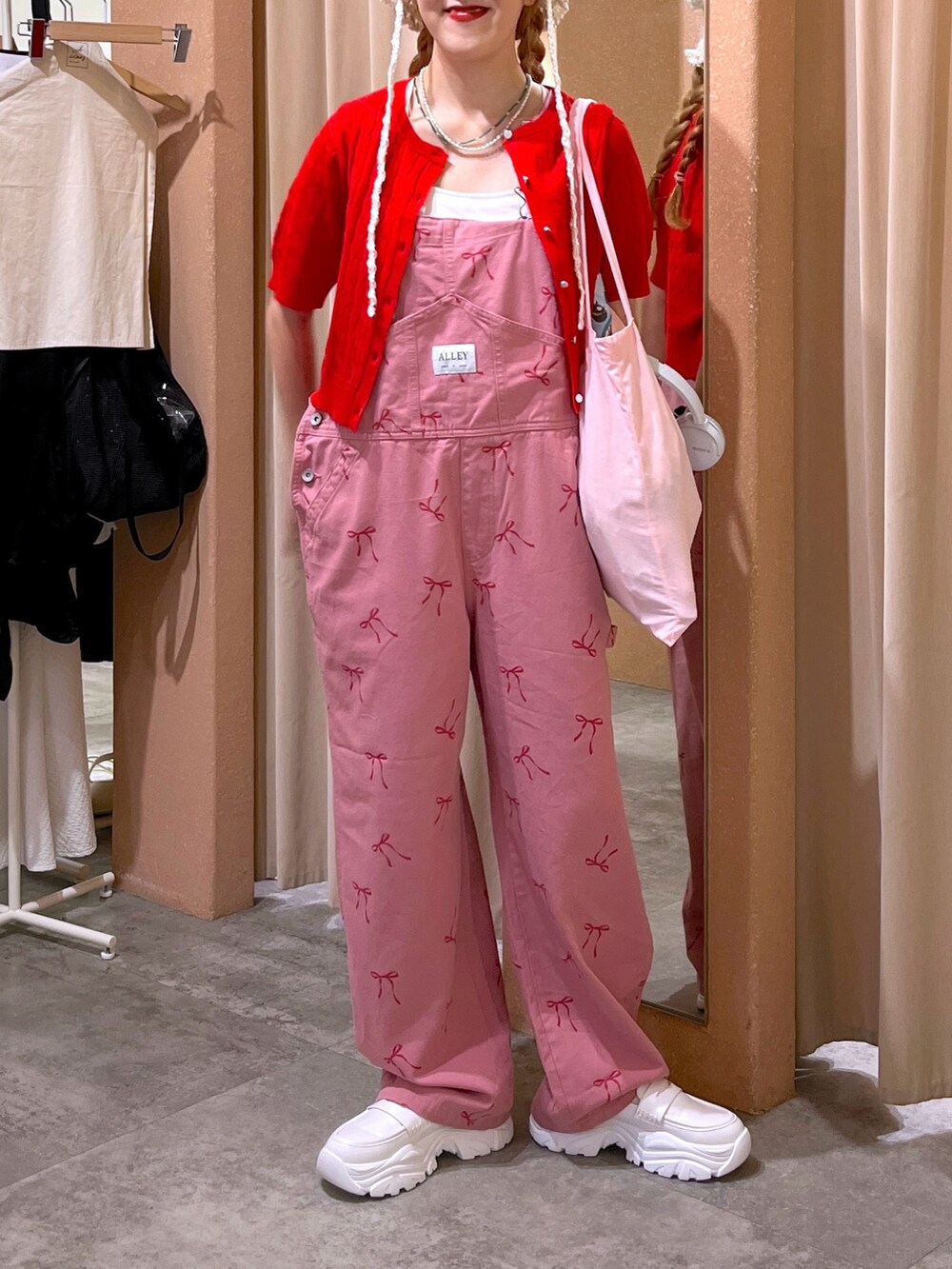 「wcloset、ダブルクローゼット、alleybywcloset、カーディガン、夏コーデ、サロペット、カラーコーデ、カラー×コーデ、カジュアルコーデ、カジュアルガーリー、ピンクコーデ、プチプラ、プチプラコーデ、ワントーンコーデ、おしゃれさんと繋がりたい」｜「w closetのアイテム（カーディガン/ボレロ、レッド系）」を使った、あみこさん（骨格ウェーブ・レディース・156cm）の夏コーディネートの3枚目の写真