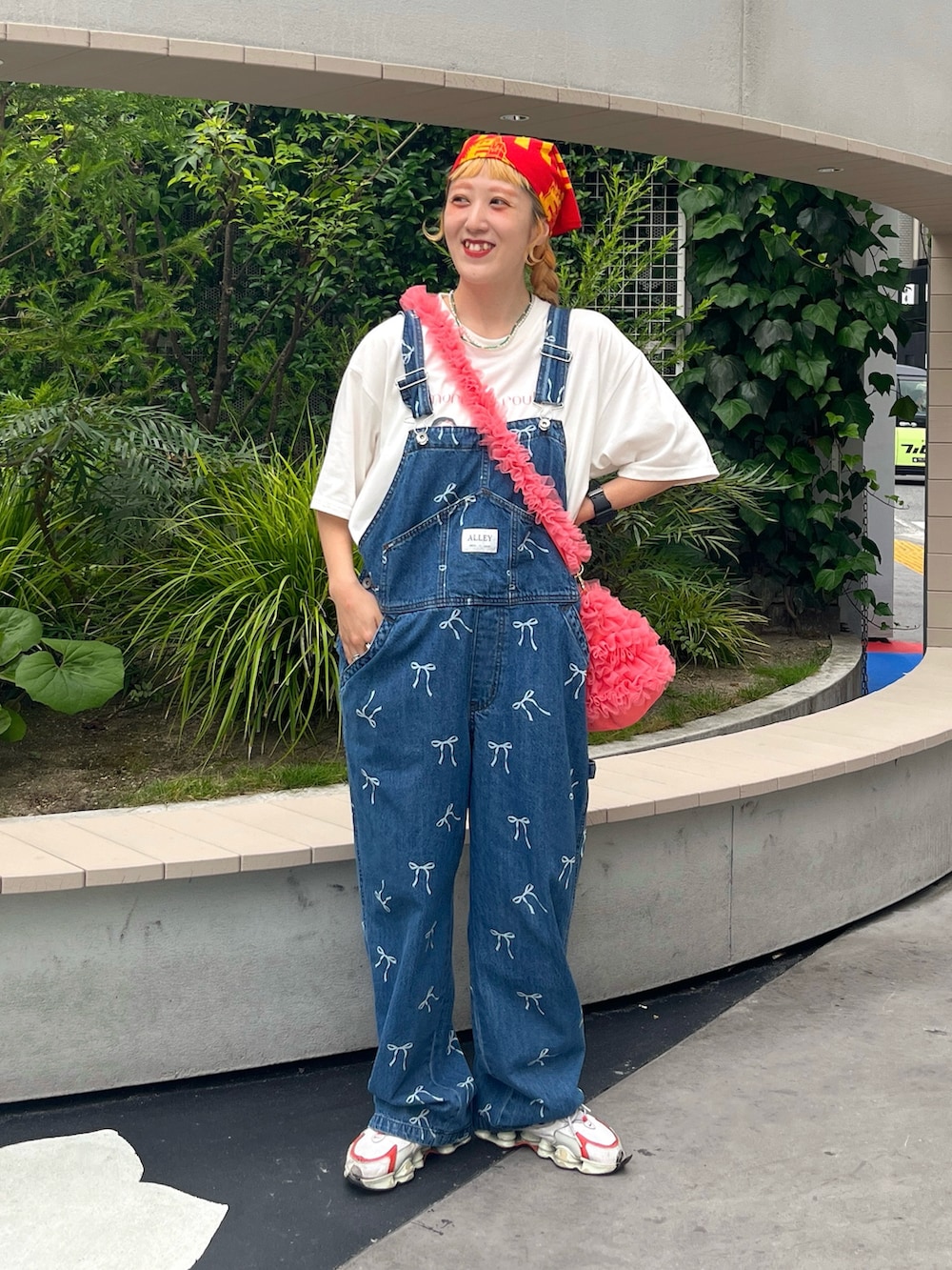 「夏コーデ、テーマパークコーデ、夏服、カジュアルコーデ、夏だ！Tシャツ着よう！、ゆるコーデ、デニムコーデ、ラクチンコーデ、カラーコーデ、ootd、ミニバッグ、スタッフ、プチプラコーデ、白Tシャツ、24SS夏の新作」｜「Alley by w closetのアイテム（オールインワン・サロペット、ブルー系）」を使った、あみこさん（骨格ウェーブ・レディース・156cm）の夏コーディネートの4枚目の写真