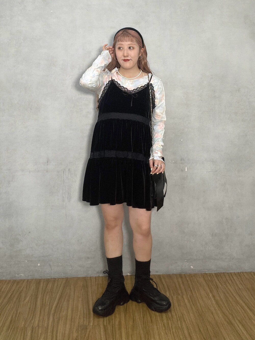 ブラック系のワンピース、グリーン系のTシャツ/カットソー、ブラック系のスニーカーを着用したレディースの夏コーディネートの4枚目の写真