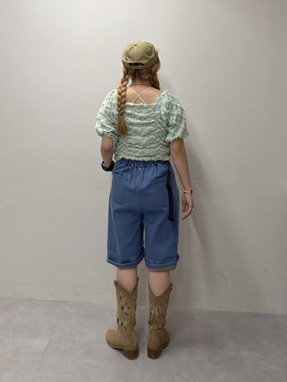 グリーン系のシャツ/ブラウスを着用したレディースの夏コーディネートの4枚目の写真