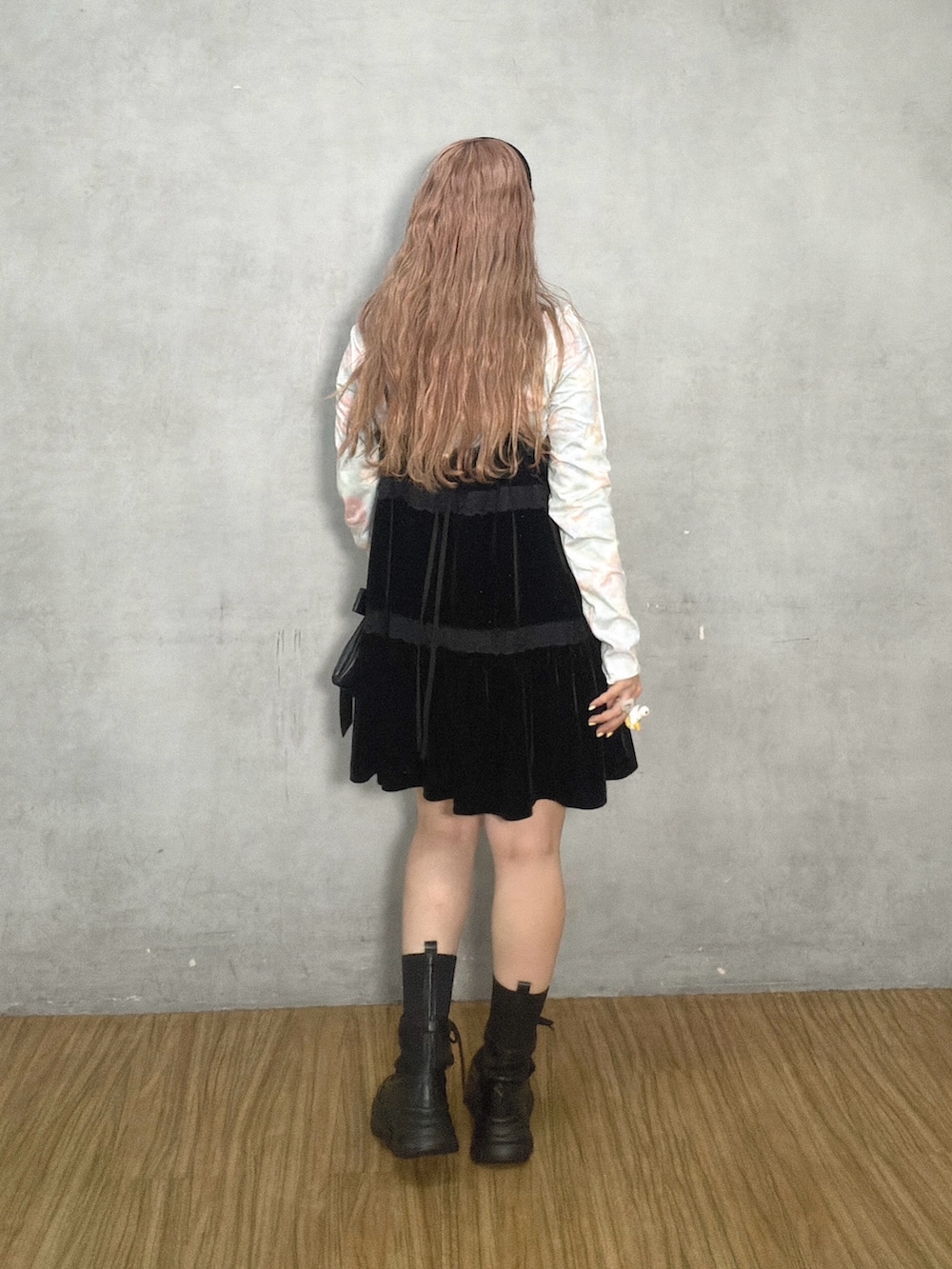 ブラック系のワンピース、グリーン系のTシャツ/カットソー、ブラック系のスニーカーを着用したレディースの夏コーディネートの3枚目の写真