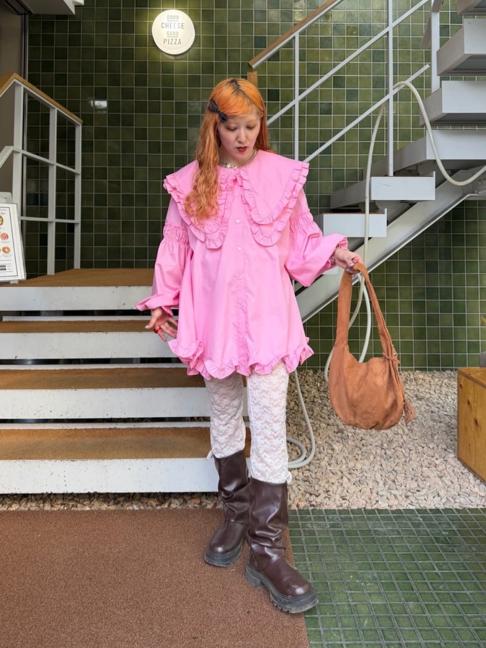 ピンク系のワンピース、ブラウン系のブーツを着用したレディースの冬コーディネートの5枚目の写真