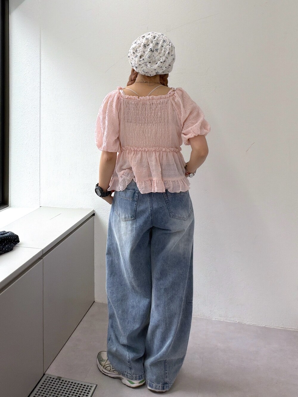 ピンク系のシャツ/ブラウス、ブルー系のデニムパンツ、ホワイト系のキャップを着用したレディースの夏コーディネートの3枚目の写真