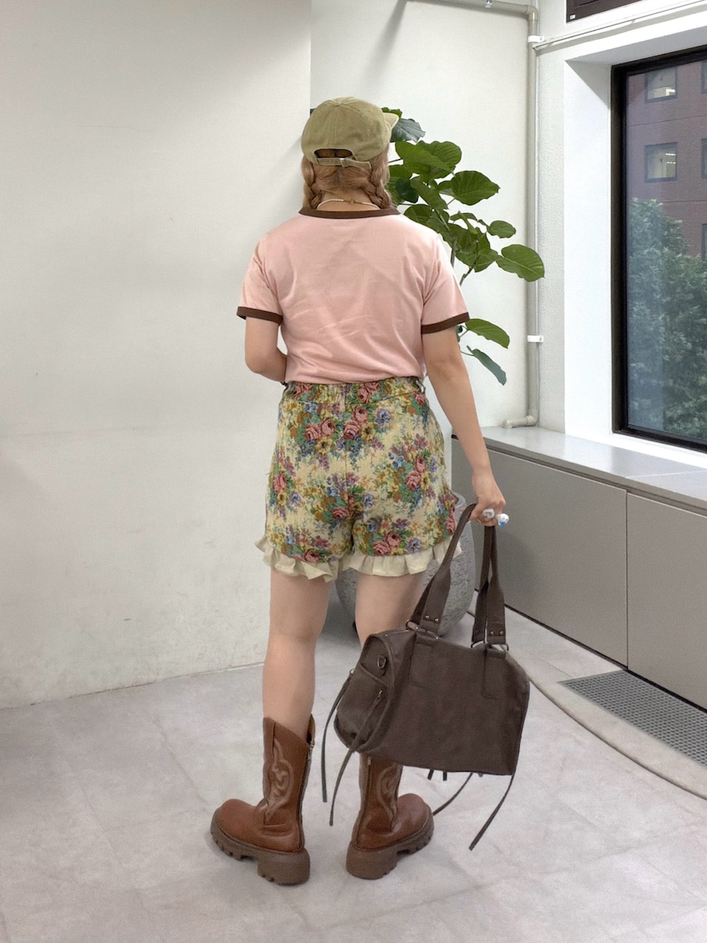 ピンク系のTシャツ/カットソー、ベージュ系のその他パンツ、ブラウン系のボストンバッグを着用したレディースの夏コーディネートの3枚目の写真