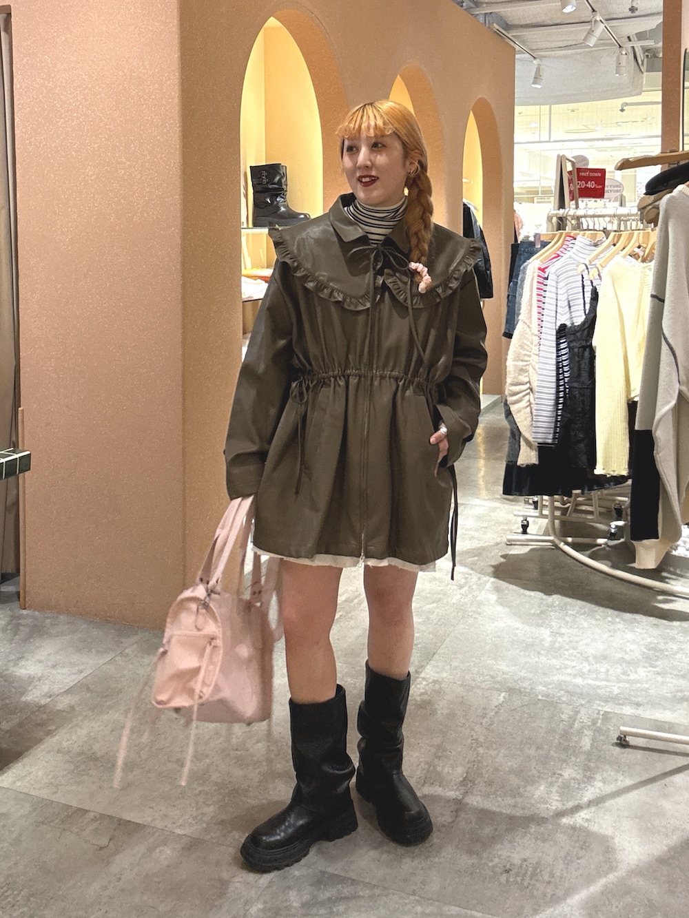 ブラウン系のその他アウターを着用したレディースの冬コーディネートの3枚目の写真