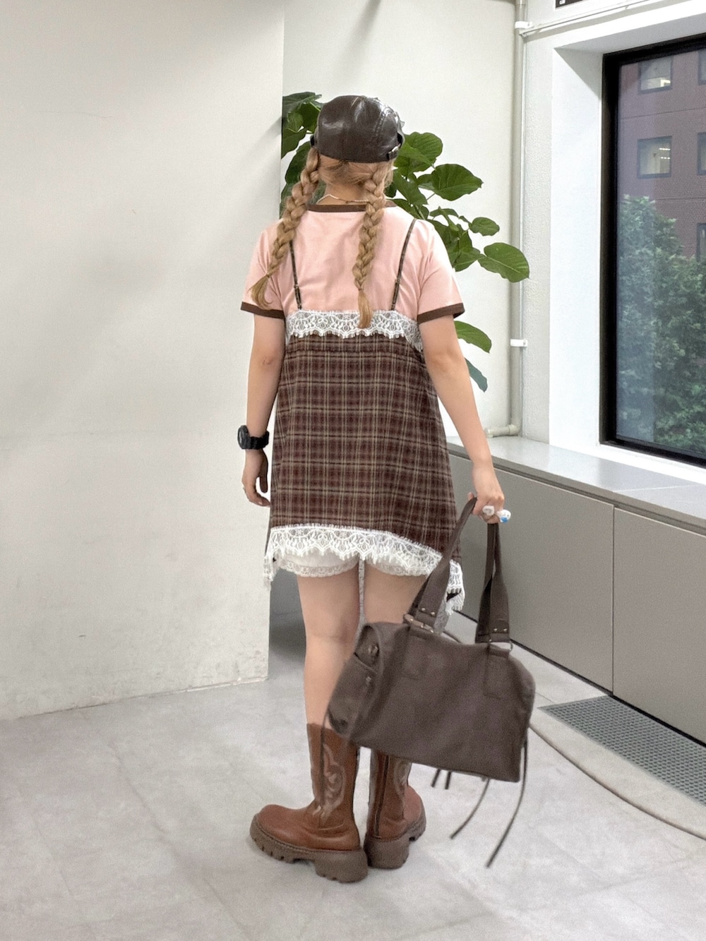 ピンク系のTシャツ/カットソー、レッド系のワンピース、ブラウン系のボストンバッグを着用したレディースの夏コーディネートの3枚目の写真