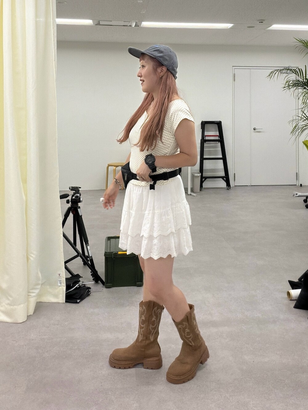 ホワイト系のその他パンツ、ホワイト系のTシャツ/カットソーを着用したレディースの夏コーディネートの2枚目の写真