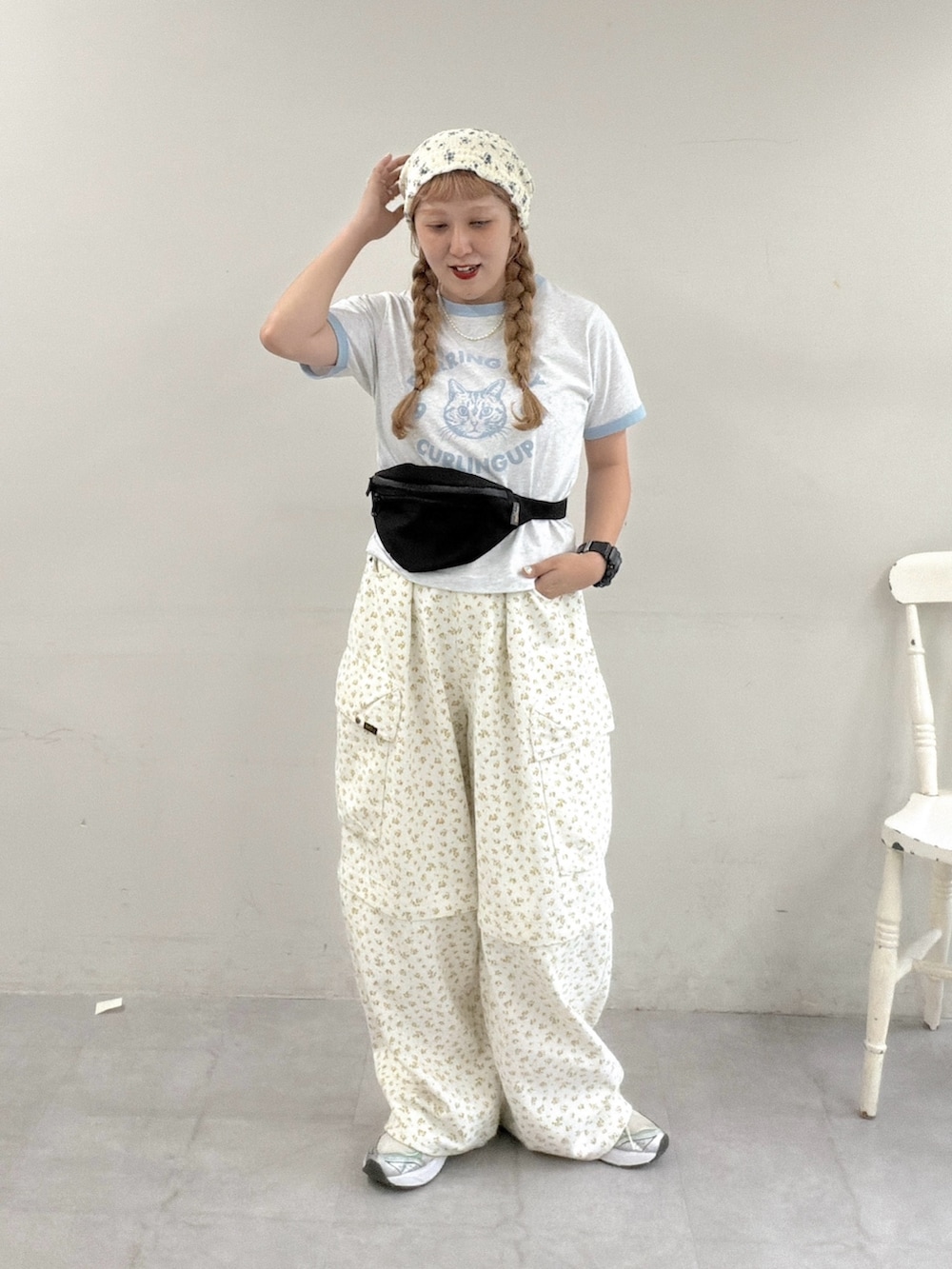 ホワイト系のTシャツ/カットソー、イエロー系のその他パンツを着用したレディースの夏コーディネートの3枚目の写真