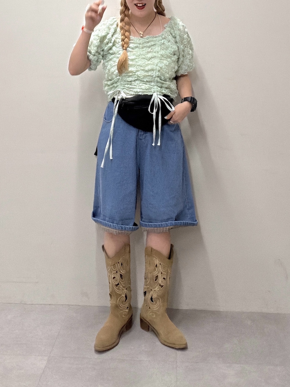 グリーン系のシャツ/ブラウスを着用したレディースの夏コーディネートの5枚目の写真