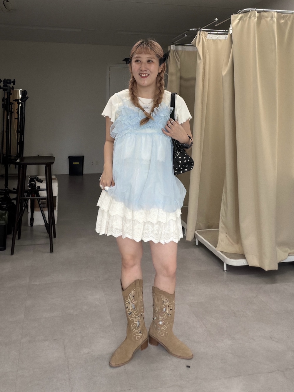 ブルー系のキャミソール、ホワイト系のTシャツ/カットソー、ホワイト系のその他パンツを着用したレディースの夏コーディネートの2枚目の写真