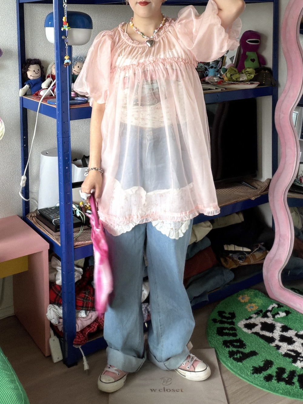 ピンク系のシャツ/ブラウス、グレー系のTシャツ/カットソーを着用したレディースの春コーディネートの3枚目の写真