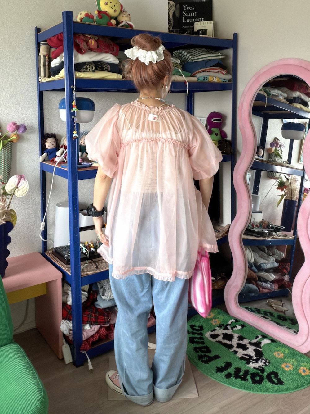 ピンク系のシャツ/ブラウス、グレー系のTシャツ/カットソーを着用したレディースの春コーディネートの2枚目の写真