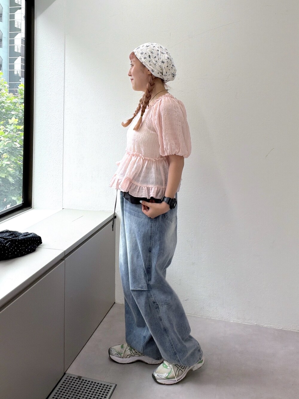 ピンク系のシャツ/ブラウス、ブルー系のデニムパンツ、ホワイト系のキャップを着用したレディースの夏コーディネートの2枚目の写真