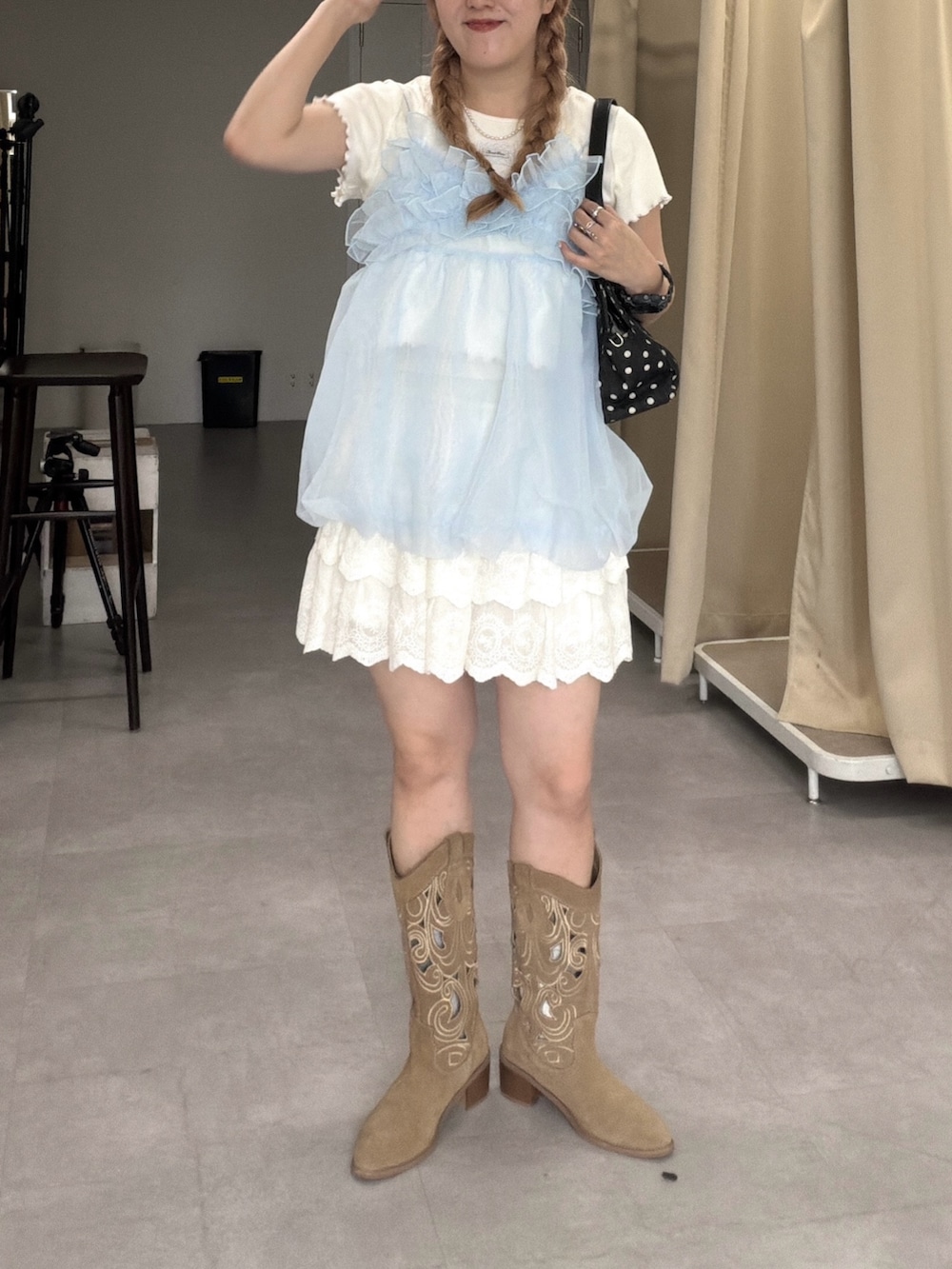 ブルー系のキャミソール、ホワイト系のTシャツ/カットソー、ホワイト系のその他パンツを着用したレディースの夏コーディネートの5枚目の写真