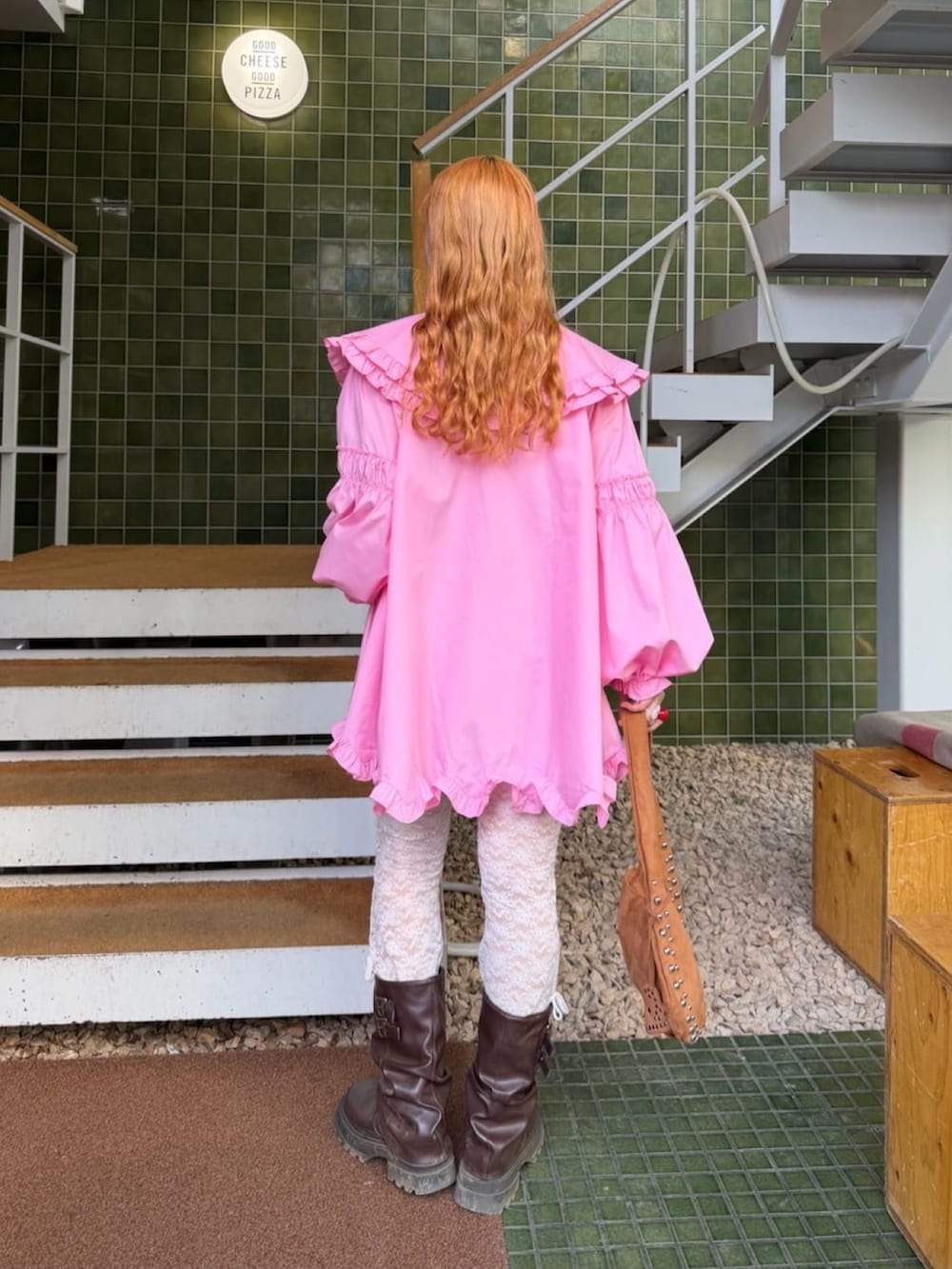 ピンク系のワンピース、ブラウン系のブーツを着用したレディースの冬コーディネートの4枚目の写真