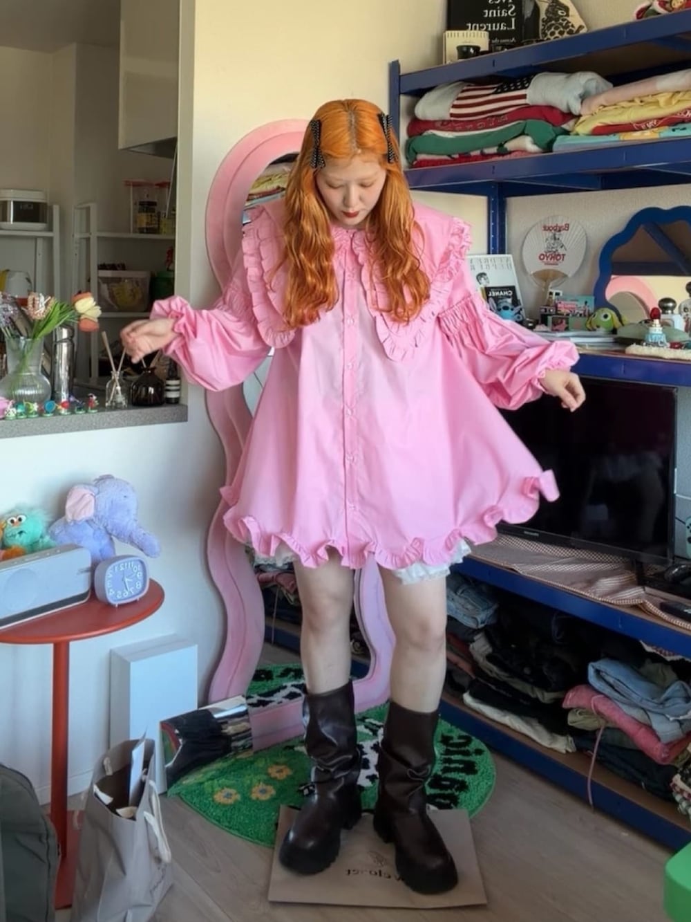 ピンク系のワンピース、ブラウン系のブーツを着用したレディースの冬コーディネートの3枚目の写真