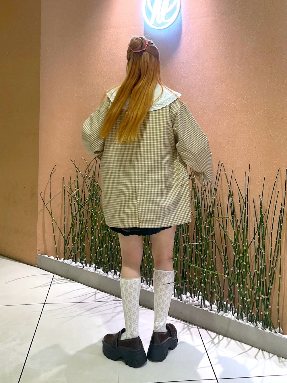 ベージュ系のテーラードジャケット、ホワイト系のシャツ/ブラウス、ブラック系のその他パンツを着用したレディースの春コーディネートの2枚目の写真