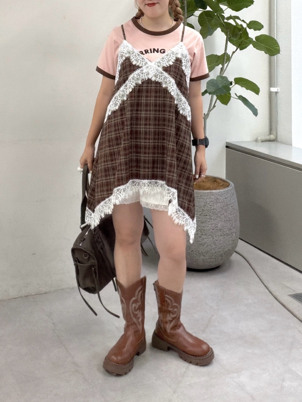 ピンク系のTシャツ/カットソー、レッド系のワンピース、ブラウン系のボストンバッグを着用したレディースの夏コーディネートの4枚目の写真