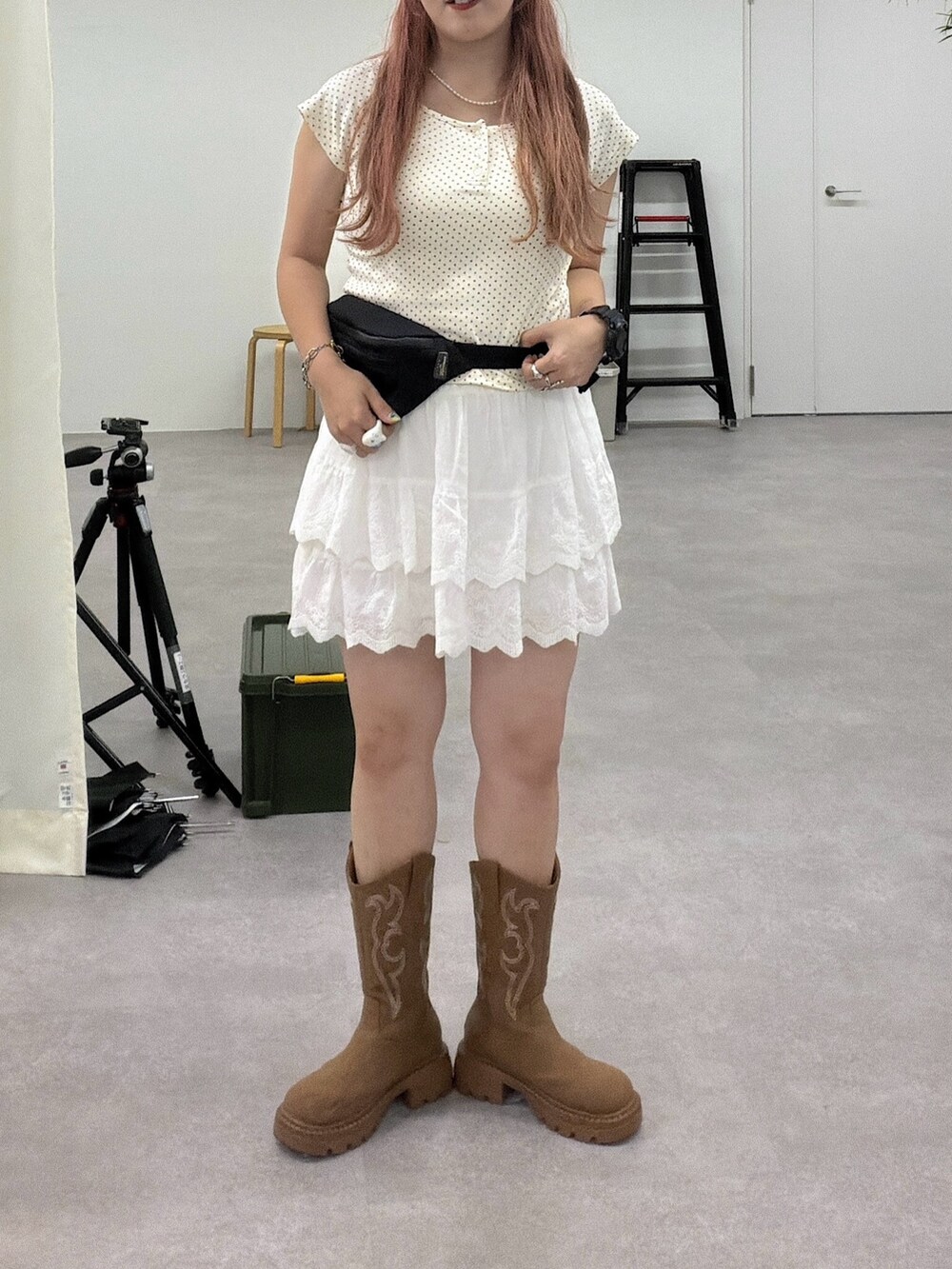 ホワイト系のその他パンツ、ホワイト系のTシャツ/カットソーを着用したレディースの夏コーディネートの4枚目の写真