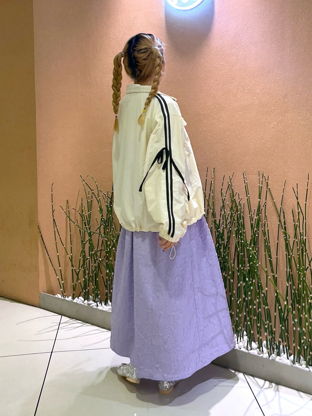 パープル系のワンピース、ホワイト系のその他アウター、ホワイト系のTシャツ/カットソーを着用したレディースの秋コーディネートの3枚目の写真