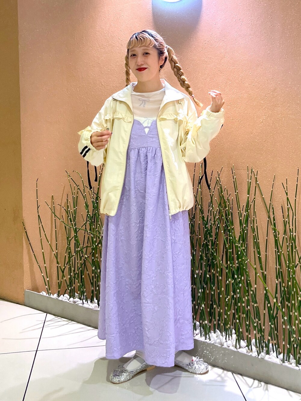 パープル系のワンピース、ホワイト系のその他アウター、ホワイト系のTシャツ/カットソーを着用したレディースの秋コーディネートの2枚目の写真