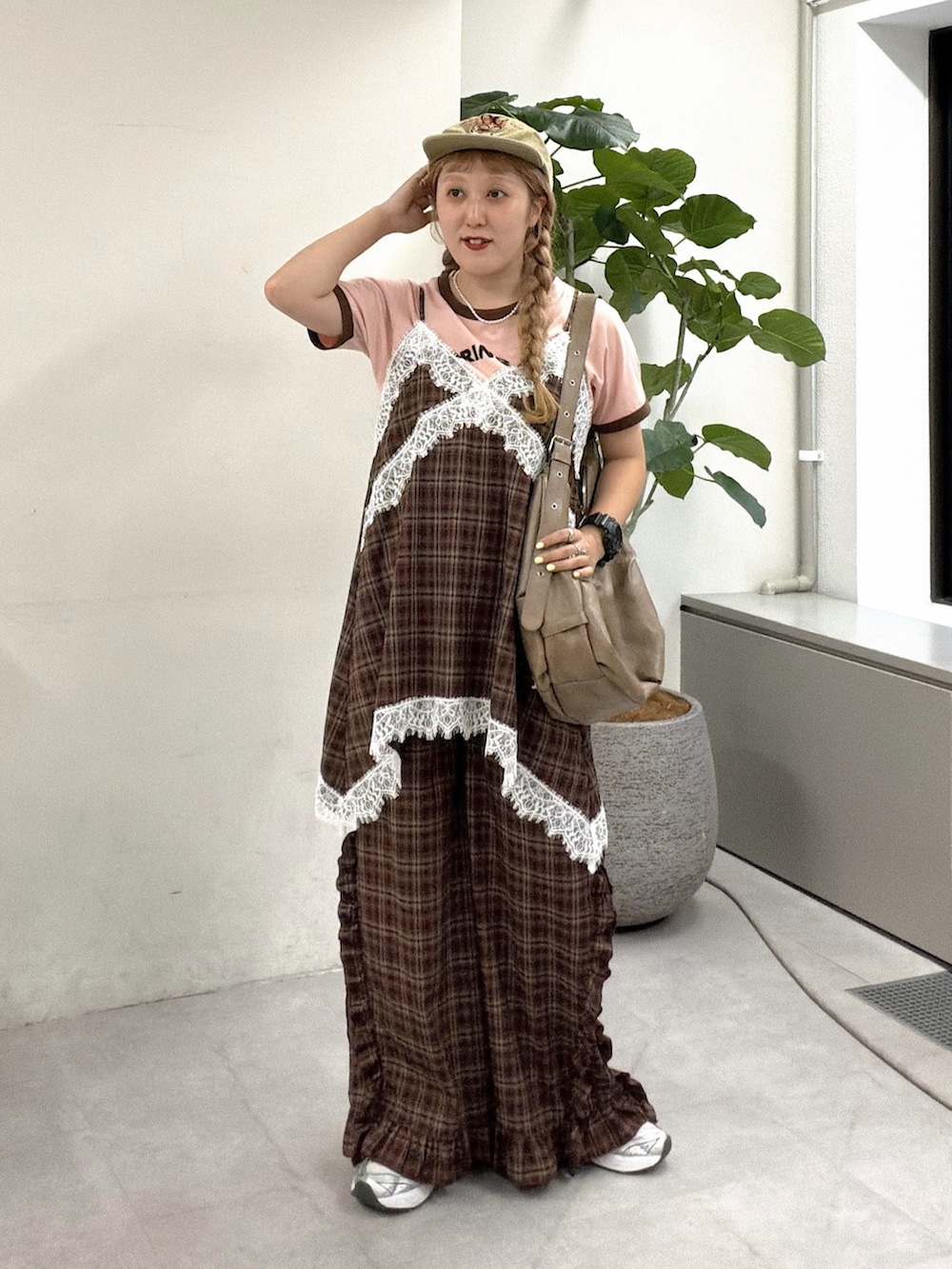 レッド系のその他パンツ、ピンク系のTシャツ/カットソー、レッド系のワンピースを着用したレディースの夏コーディネートの4枚目の写真