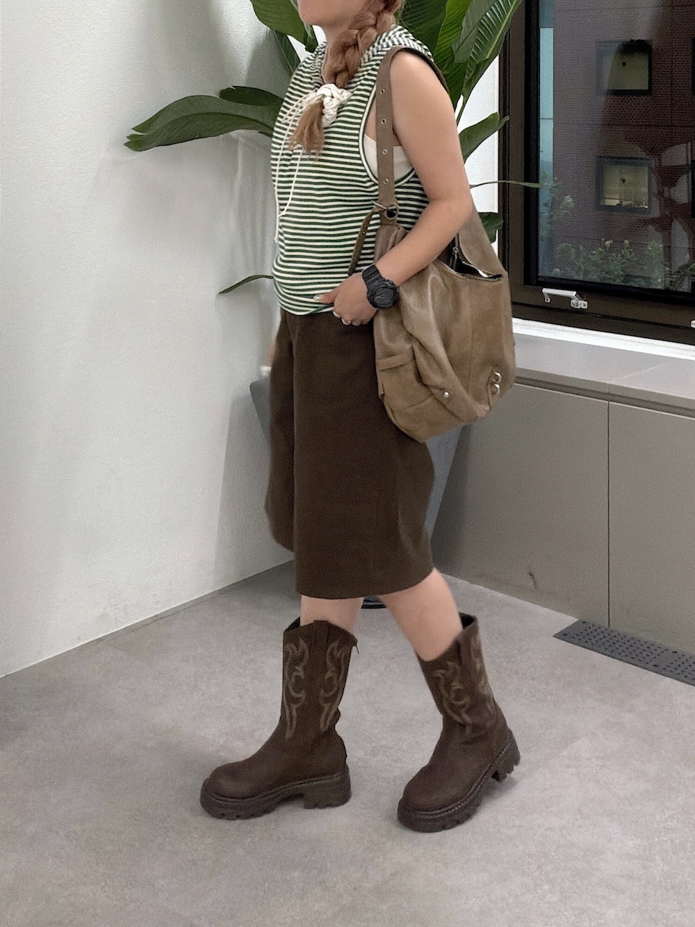 グリーン系のその他トップス、ブラウン系のその他パンツ、ブラウン系のトートバッグを着用したレディースの夏コーディネートの3枚目の写真