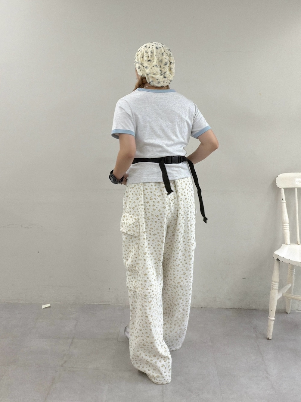 ホワイト系のTシャツ/カットソー、イエロー系のその他パンツを着用したレディースの夏コーディネートの4枚目の写真