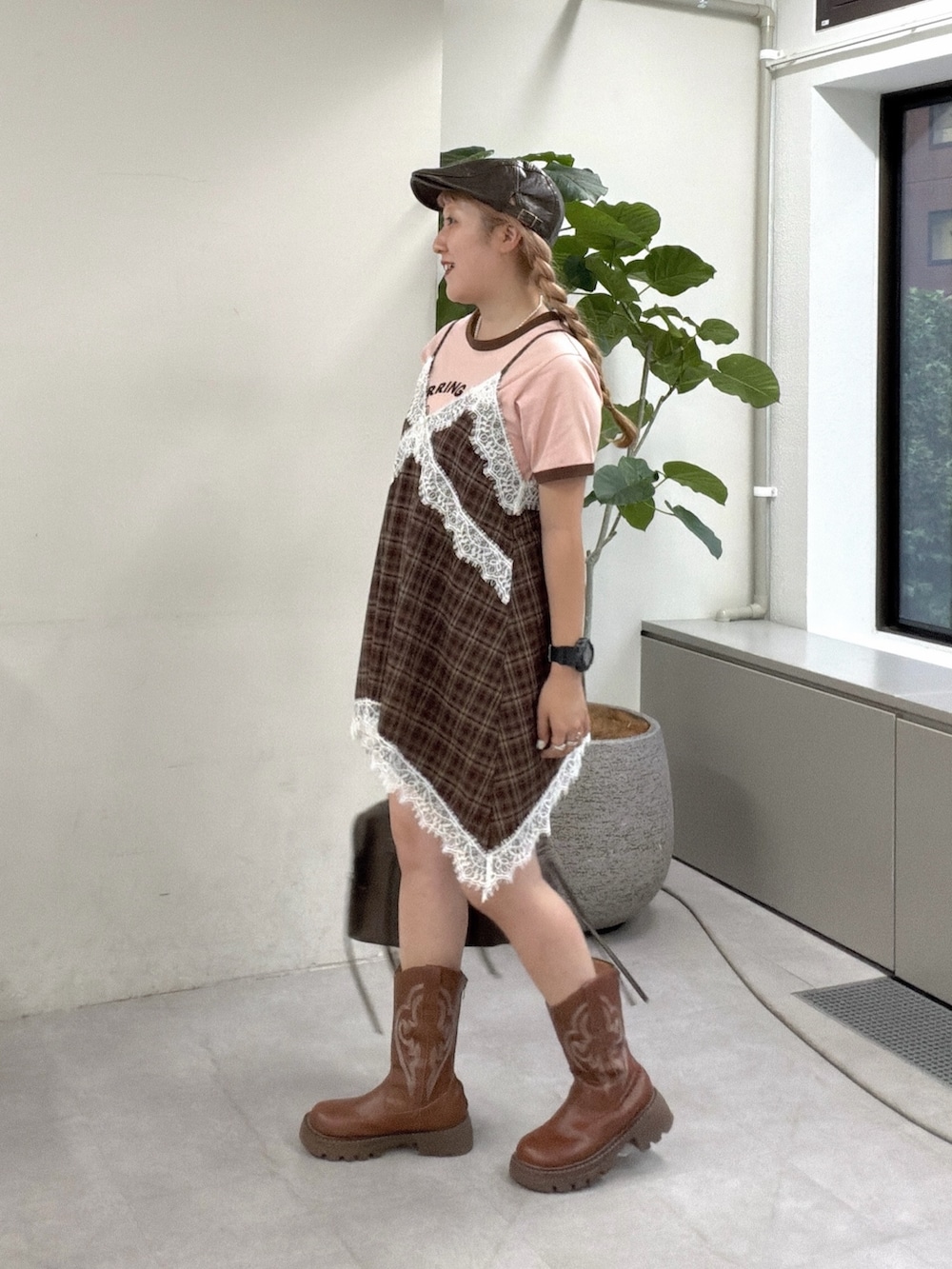 ピンク系のTシャツ/カットソー、レッド系のワンピース、ブラウン系のボストンバッグを着用したレディースの夏コーディネートの2枚目の写真