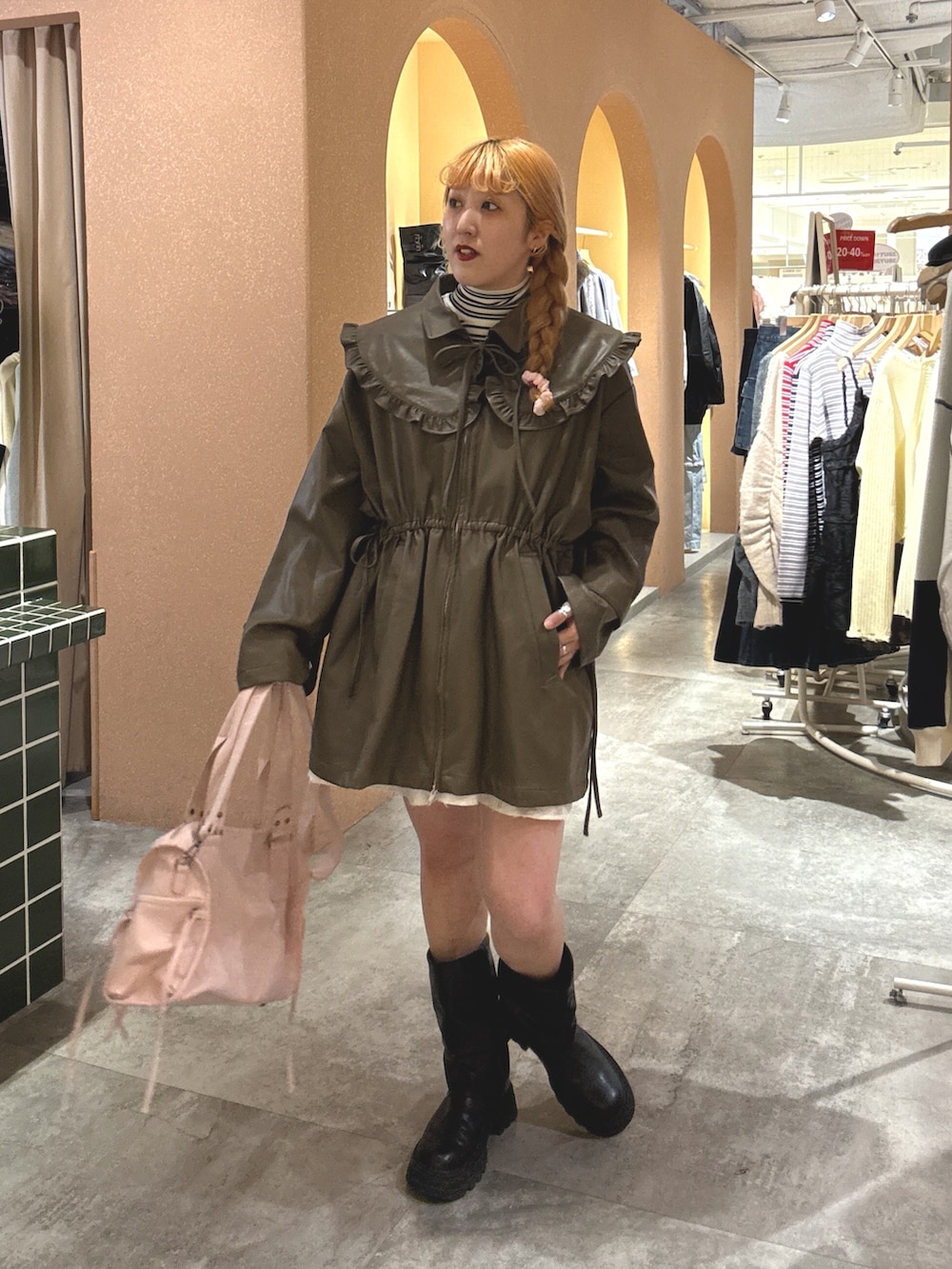 ブラウン系のその他アウターを着用したレディースの冬コーディネートの2枚目の写真