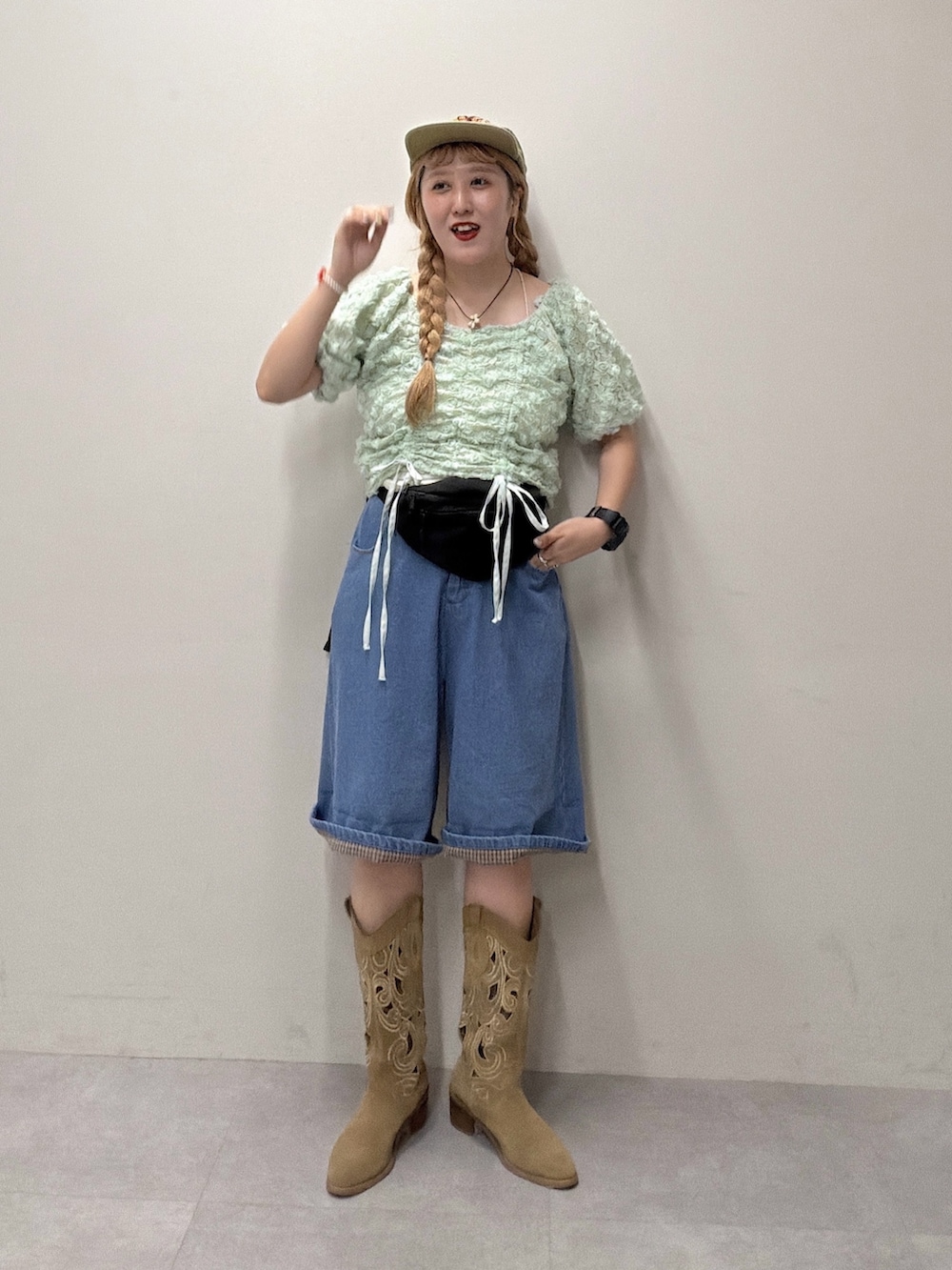 グリーン系のシャツ/ブラウスを着用したレディースの夏コーディネートの2枚目の写真