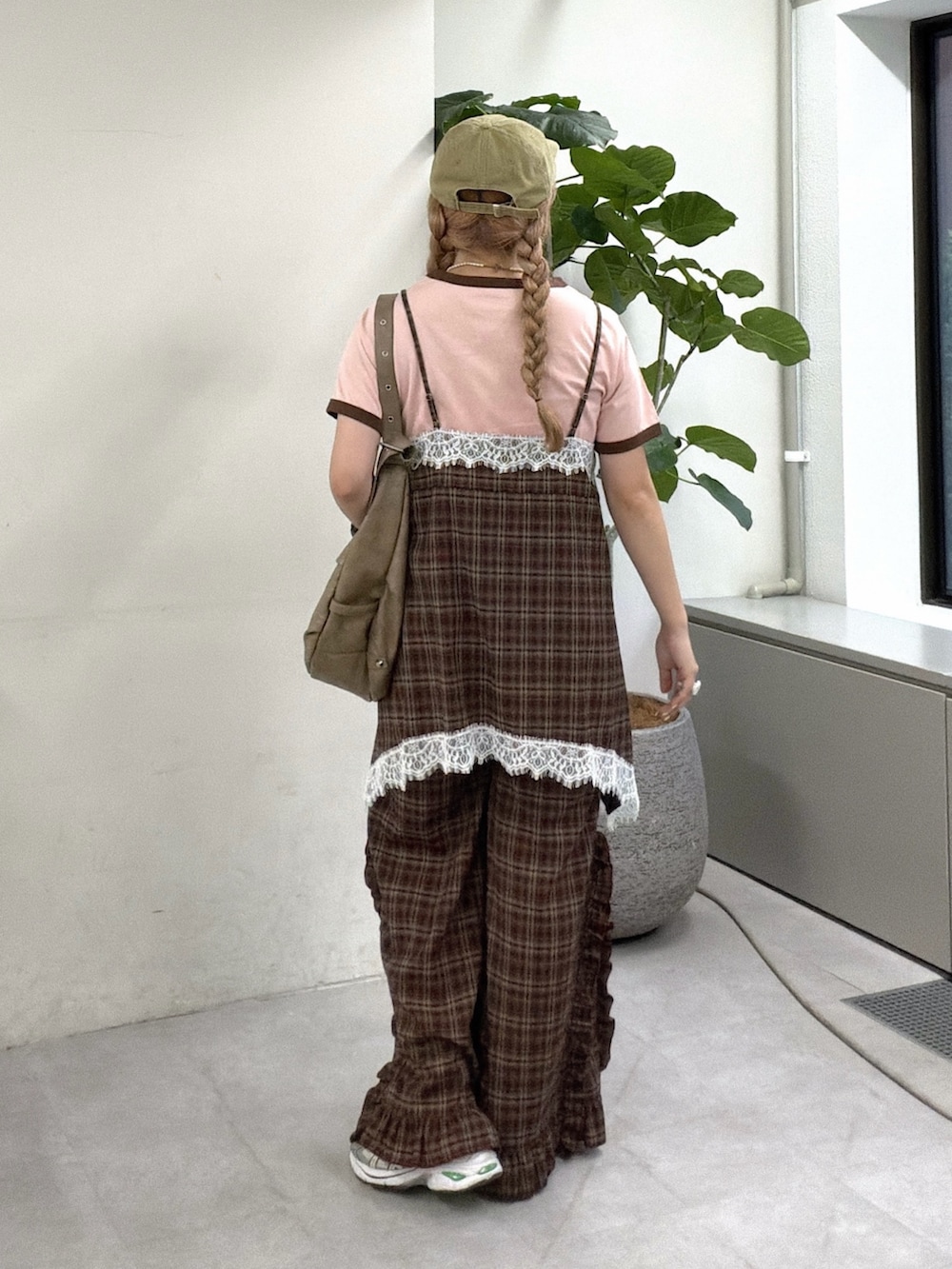 レッド系のその他パンツ、ピンク系のTシャツ/カットソー、レッド系のワンピースを着用したレディースの夏コーディネートの3枚目の写真