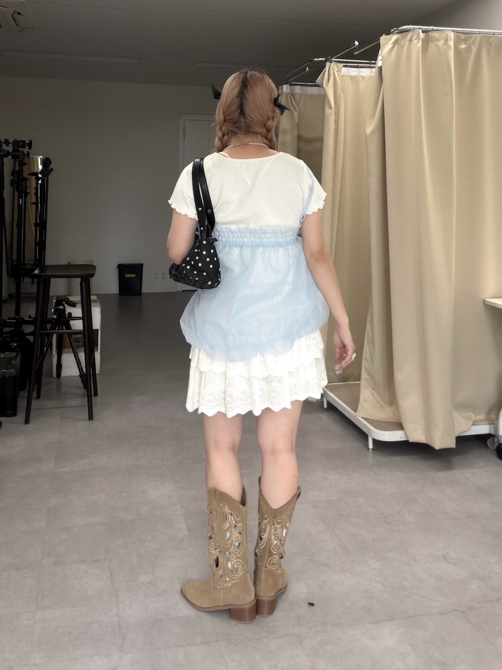 ブルー系のキャミソール、ホワイト系のTシャツ/カットソー、ホワイト系のその他パンツを着用したレディースの夏コーディネートの4枚目の写真