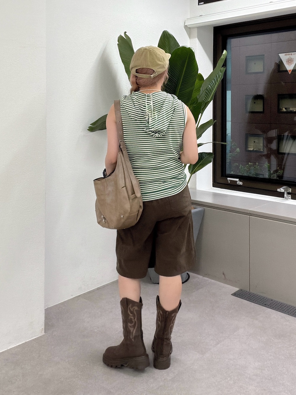 グリーン系のその他トップス、ブラウン系のその他パンツ、ブラウン系のトートバッグを着用したレディースの夏コーディネートの4枚目の写真