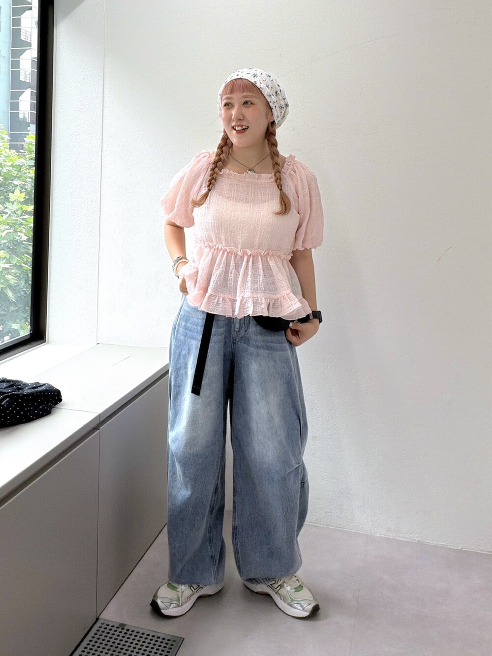 ピンク系のシャツ/ブラウス、ブルー系のデニムパンツ、ホワイト系のキャップを着用したレディースの夏コーディネートの4枚目の写真