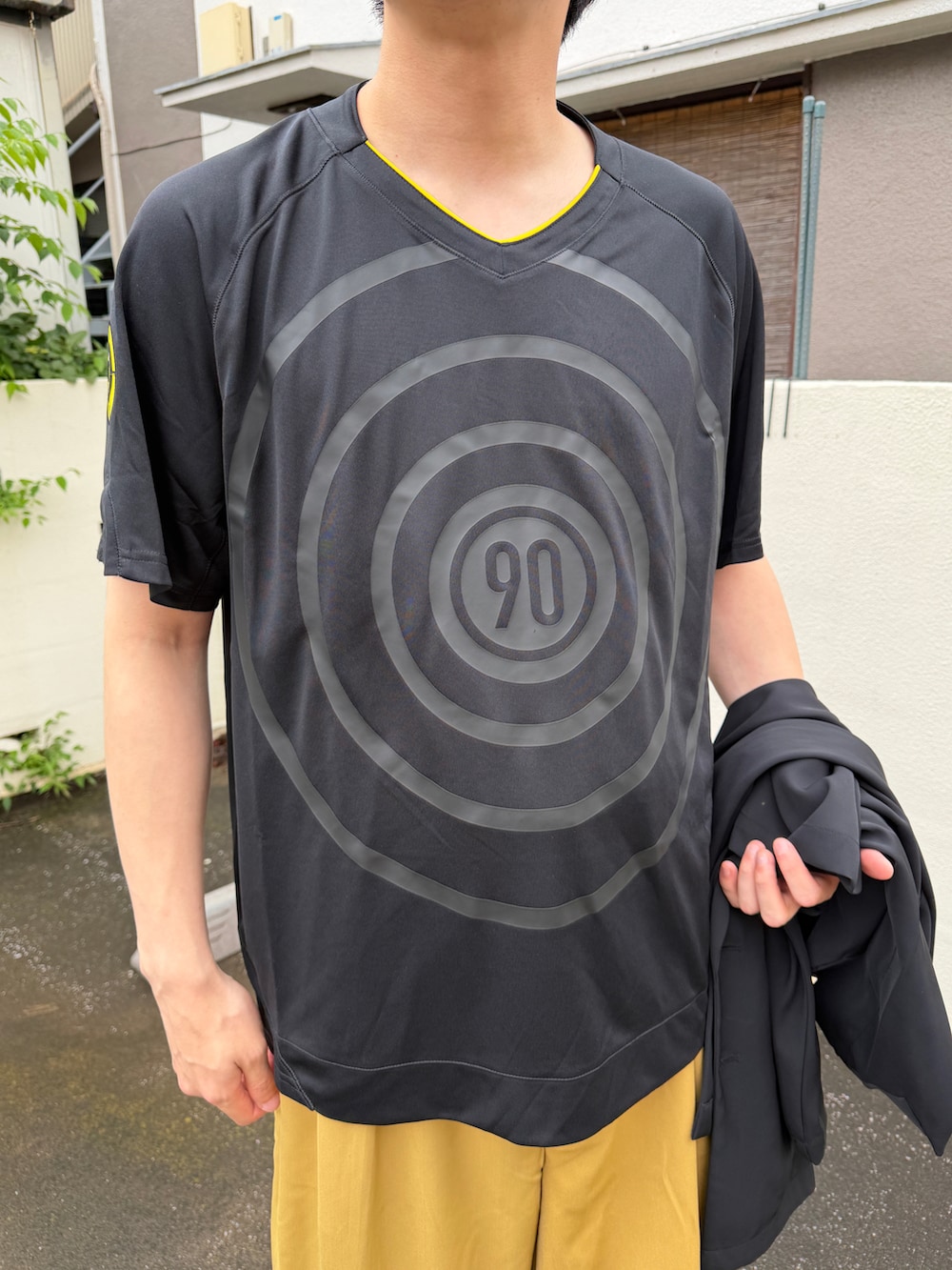 その他のスニーカー、ブラック系のTシャツ/カットソー、ブラック系のセットアップを着用したメンズの夏コーディネートの2枚目の写真
